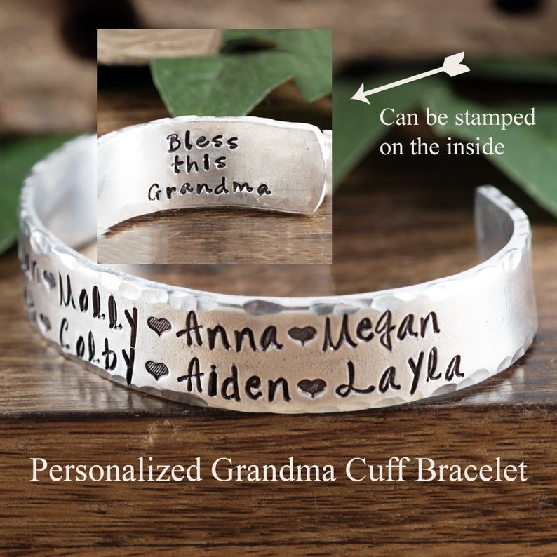 Cadeau de Noël personnalisé de bracelet de nom d'enfants de manchette de grand-mère de maman