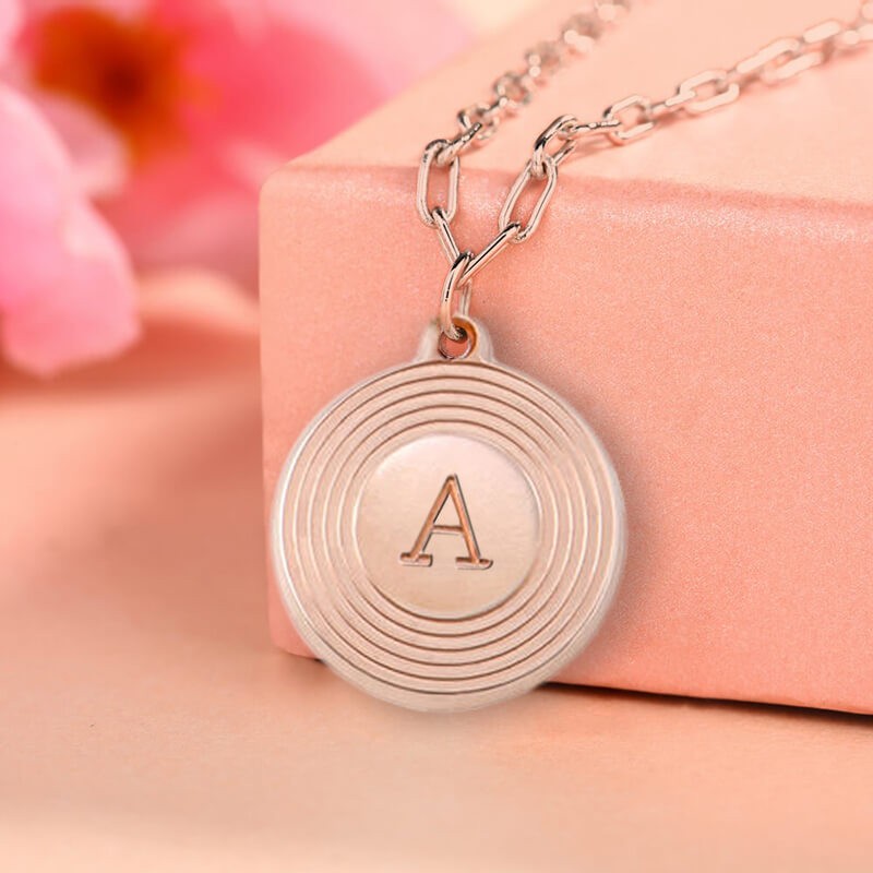 18K Rose Gold placage personnalisé Pendentif Gravé initial maillons ronds chaîne Collier Superposition Charms cadeaux pour elle