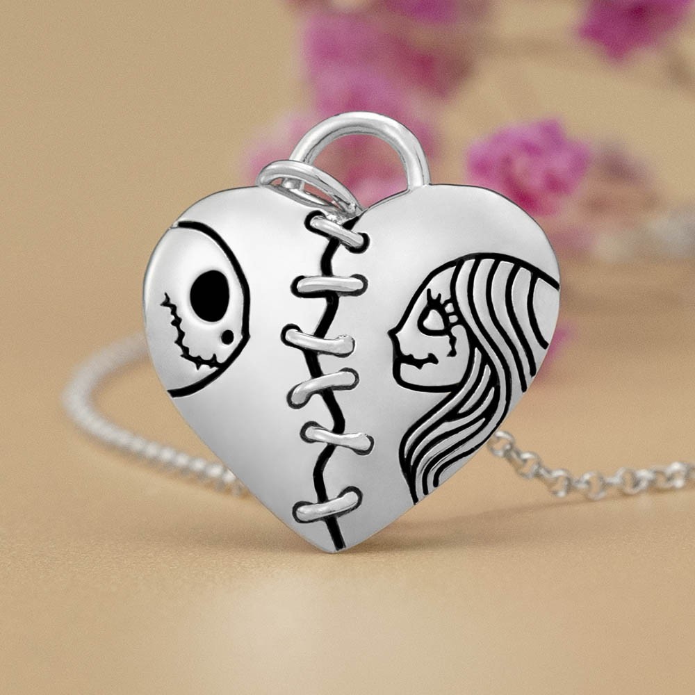 Collier de gravure de nom de couple de Jack Skellington et Sally en argent charmant coeur