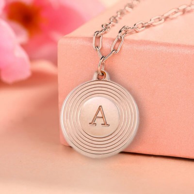 18K Rose Gold placage personnalisé Pendentif Gravé initial maillons ronds chaîne Collier Superposition Charms cadeaux pour elle