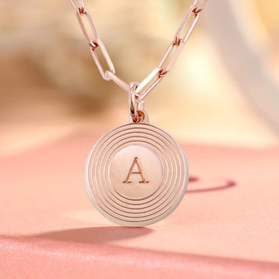 18K Rose Gold placage personnalisé Pendentif Gravé initial maillons ronds chaîne Collier Superposition Charms cadeaux pour elle