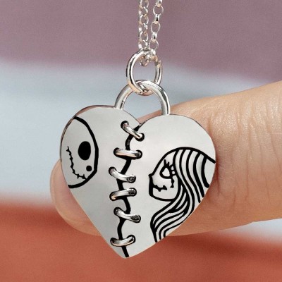 Collier de gravure de nom de couple de Jack Skellington et Sally en argent charmant coeur